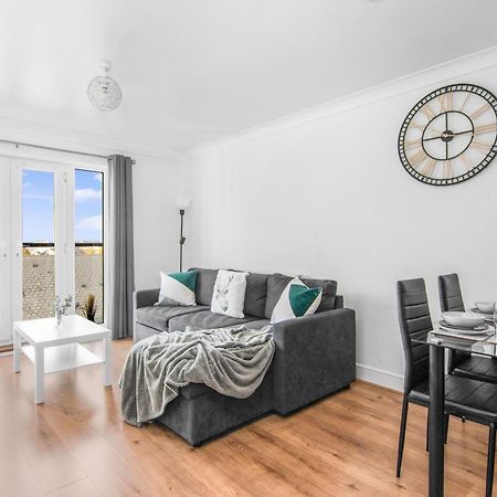 Onsitestays - Cosy 2-Bedroom Apartment With Free Parking, Wi-Fi & London Links Northfleet المظهر الخارجي الصورة
